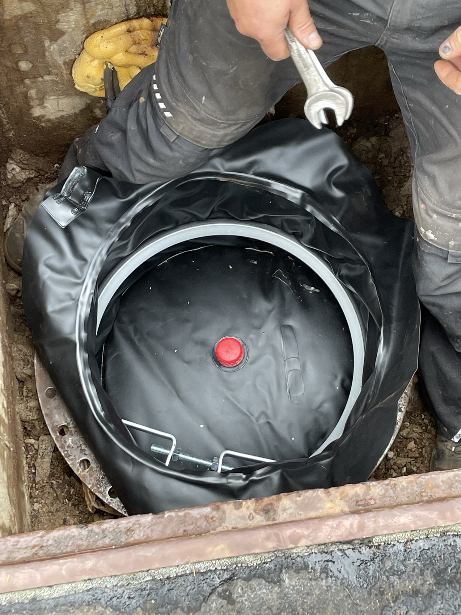 Präziser Einbau der Schutzhülle zur Regenwassernutzung im alten Öltank
